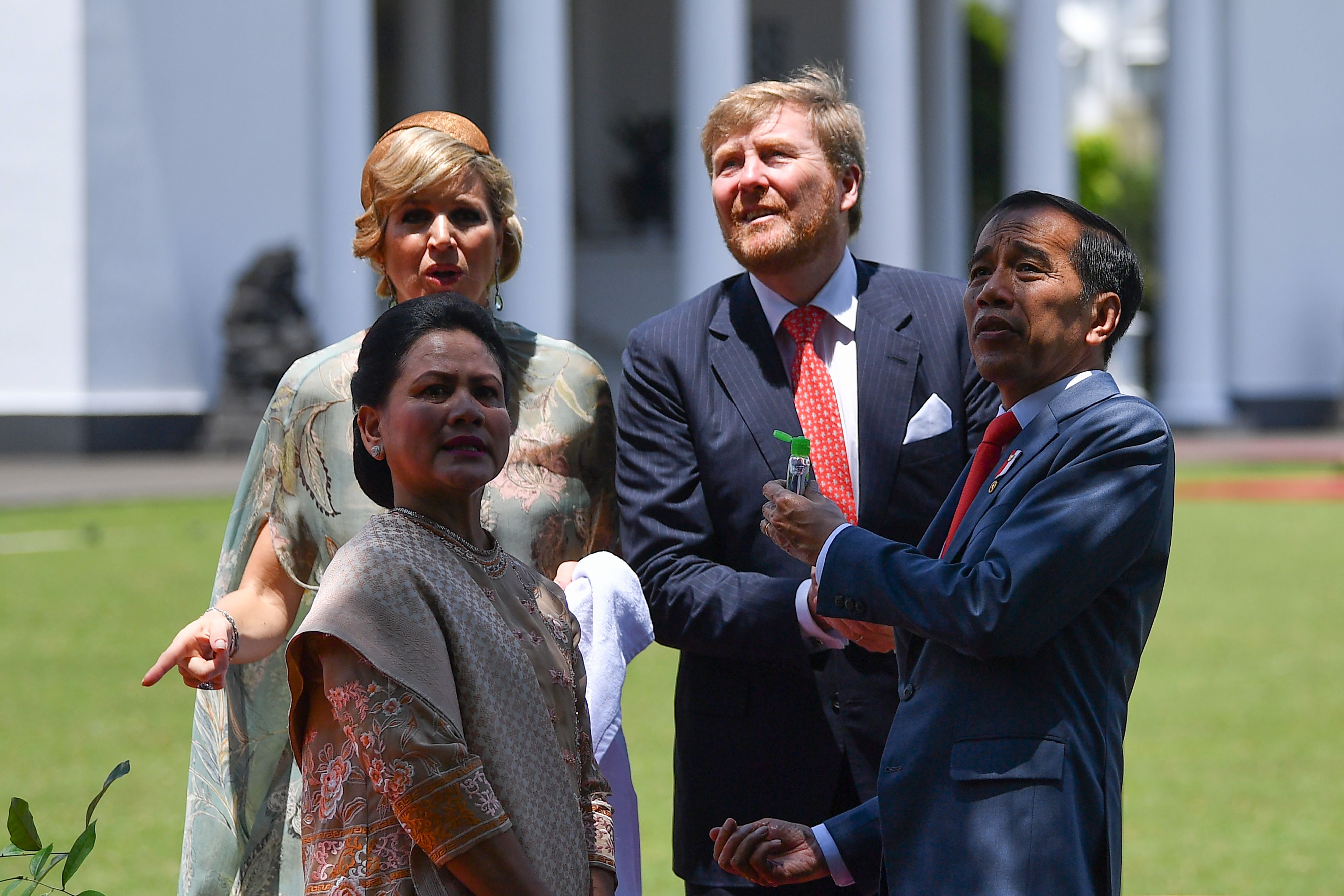 PRESIDEN Joko Widodo (kanan) didampingi Ibu Negara Iriana Joko Widodo (bawah kiri) dan Raja Belanda Willem Alexander (kedua kanan) didampingi Ratu Maxima Zorreguieta Cerruti menggunakan pembersih tangan seusai menanam pohon saat kunjungan kenegaraan di Istana Bogor, Selasa 10 Maret 2020.*