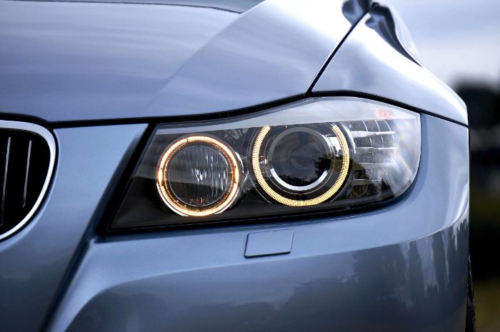 Tips Bersihkan Mika Lampu Mobil yang Kotor agar Jadi ...