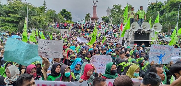 Ribuan buruh di Kabupaten Tasikmalaya yang tergabung dalam Serikat Buruh Sejahtera Indonesia (SBSI ) 1992 Priangan Timur kembali melakukan aksi unjuk rasa di kantor Bupati Tasikmalaya, Rabu (18/3/2020).*
