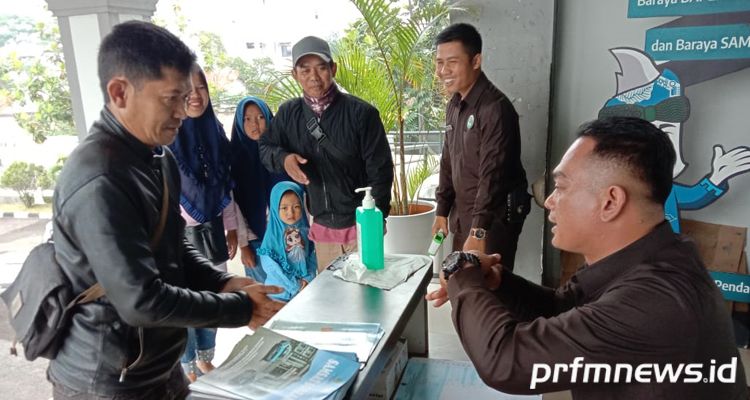  SEORANG wajib pajak sedang mencuci tangan dengan hand sanitizer di Kantor Samsat Soreang, Kabupaten Bandung, Kamis (19/3/2020).*