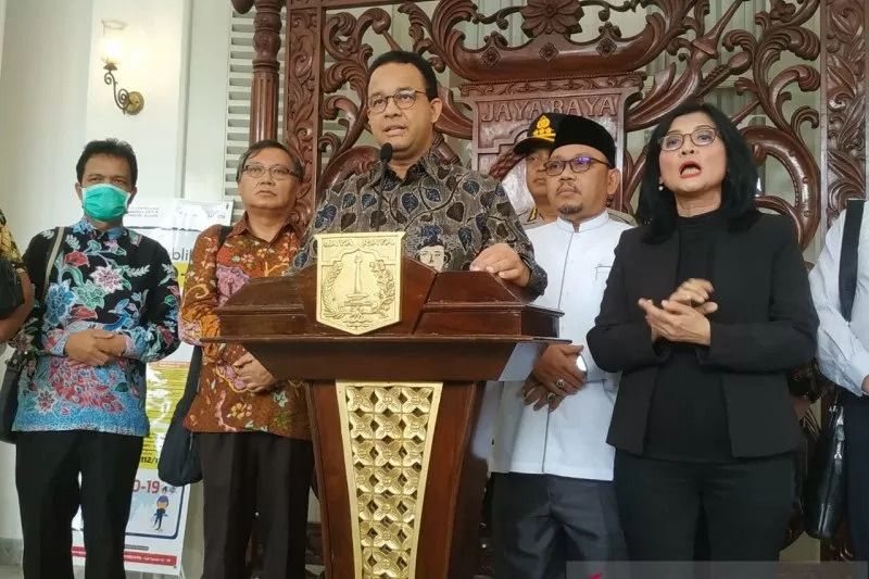 Gubernur DKI Jakarta Anies Rasyid Baswedan bersama sejumlah tokoh saat jumpa pers di Balaikota Jakarta.