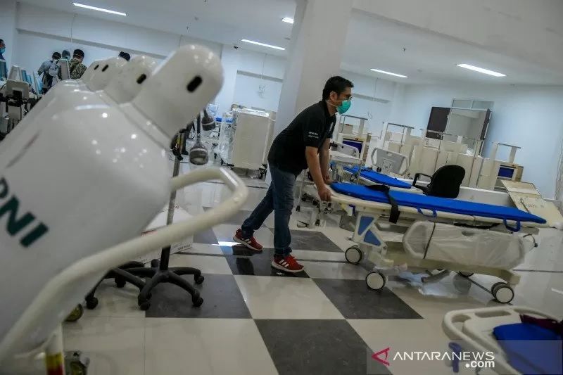 PETUGAS mempersiapkan alat medis di RS Darurat Covid-19, kompleks Wisma Atlet di Kemayoran, Jakarta, Minggu, 22 Maret 2020.*