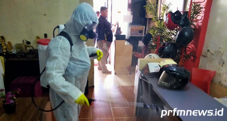  GERAKAN Disinfektan Bandung (GDB) melakukan penyemprotan cairan disinfektan di Kantor PRFM, Jalan Braga No. 5 Bandung, Rabu (25/3/2020).*