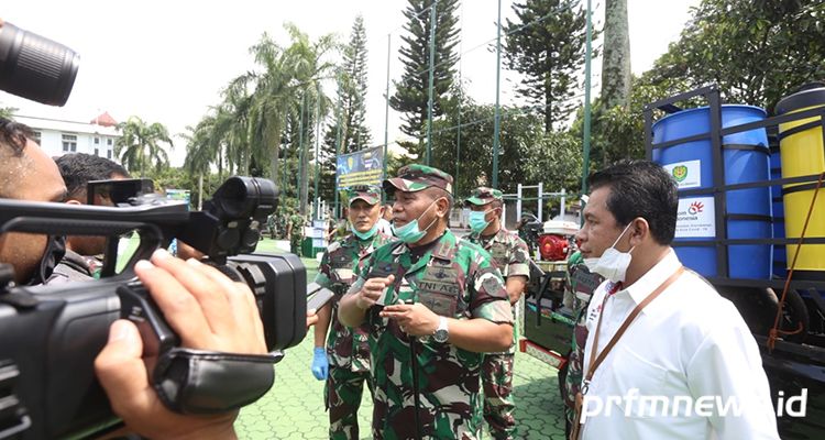 Pangdam III/Siliwangi Mayjen TNI Nugroho Budi Wiryanto melepas keberangkatan tim penyemprotan desinfektan ke seluruh wilayah Jawa Barat, Kamis (26/3/2020).