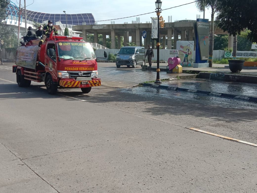 Petugas pemadam kebakaran di Kabupaten Bandung melakukan penyemprotan cairan disinfektan di sekitaran jalan Al-Fathu, Kabupaten Bandung, Jumat (27/3/2020).