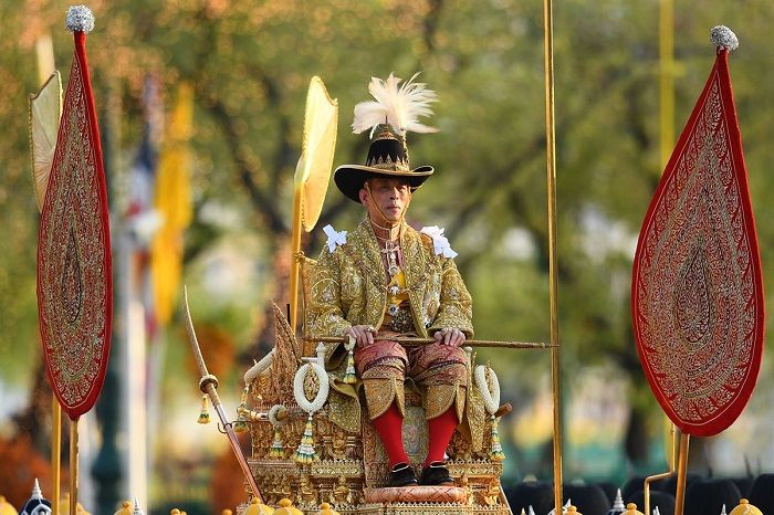 Raja Thailand Maha Vajiralongkorn dibawa dalam tandu emas selama prosesi penobatan di Bangkok pada 5 Mei 2019.