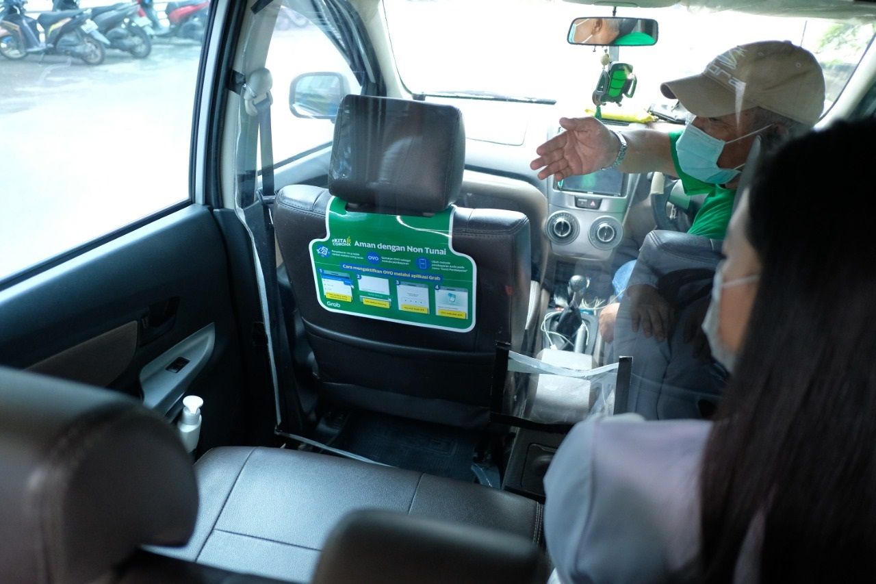  CEGAH penyebaran corona, Grab pasang sekat pelindung di dalam Mobil GrabCar.*