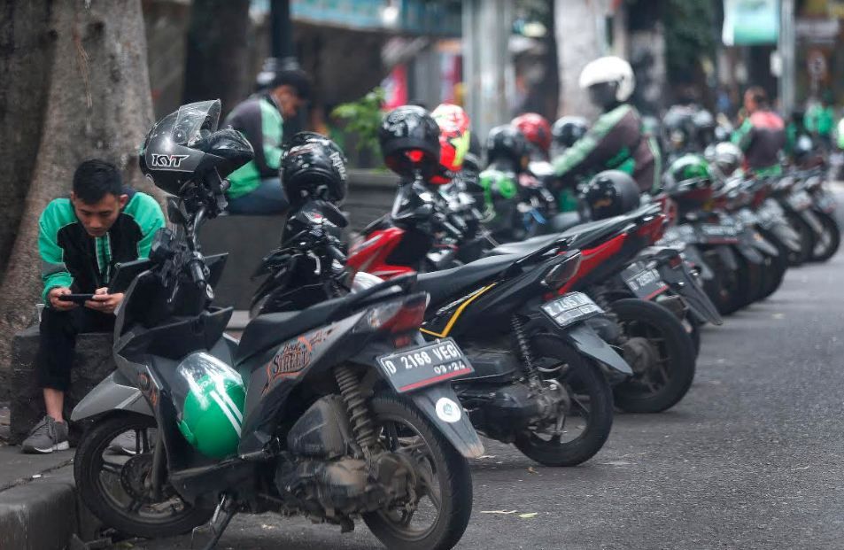 DERETAN motor ojek online parkir menunggu pesanan konsumen, di Jalan Purnawarman, Kota Bandung, Selasan(23/3/2020). Dampak pandemi Covid-19 mulai berdampak pada menurunnya jumlah pesanan yang otomatis menurunkan pendapatan mereka. *