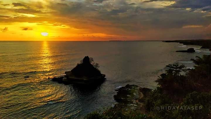 Sunset di Karang Gantungan. Sumber foto: Hidayat Asep /