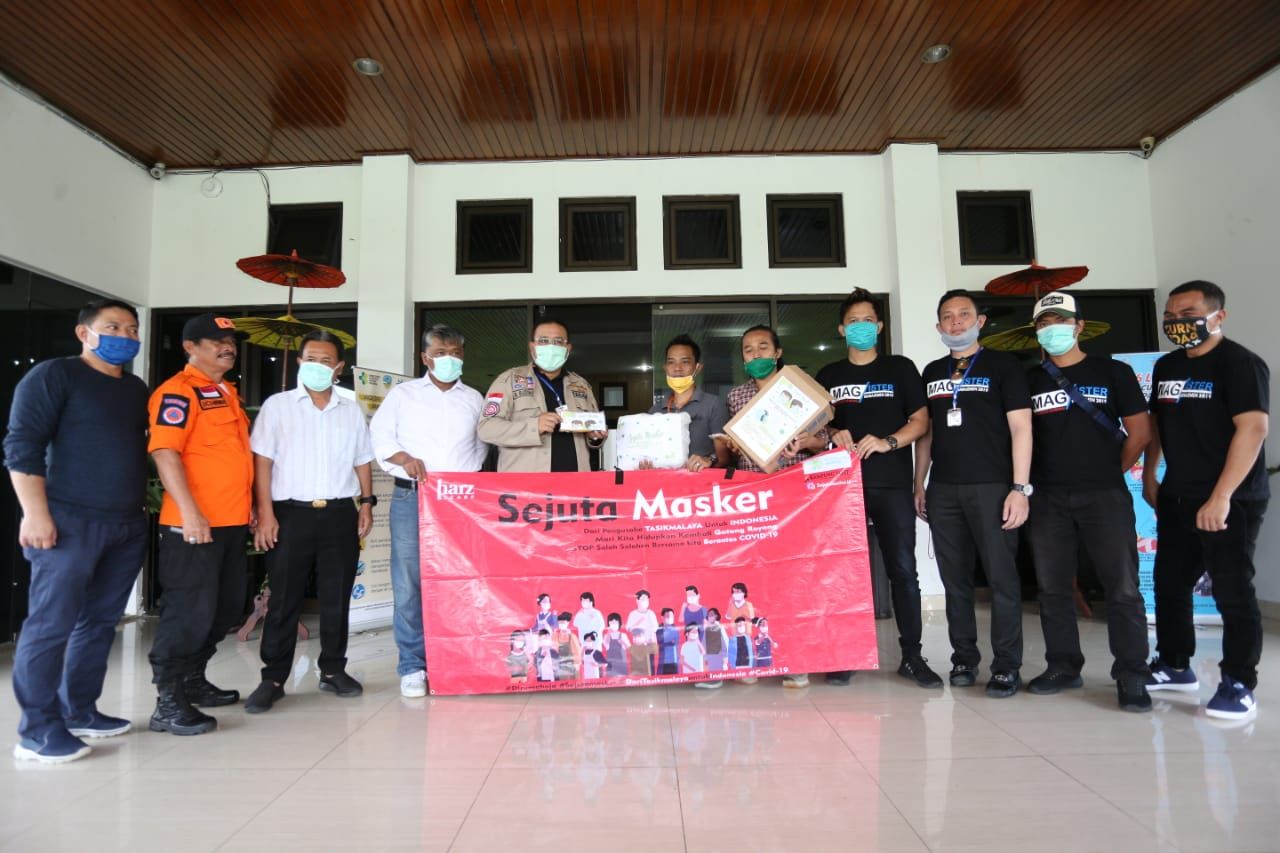 Walikota Tasikmalaya Budi Budiman menerima bantuan ribuan APD jenis masker dari para pengusaha muda Kota Tasikmalaya melalui program "Sejuta Masker Untuk Indonesia, bertempat di Gedung Balaikota Tasikmalaya, Minggu 5 April 2020.*