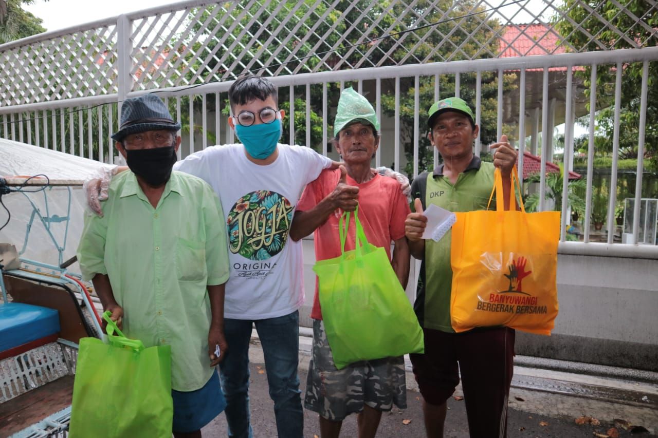 Relawan Banyuwangi Bergerak Bersama Melakukan Aksi Pemabagian Donasi
