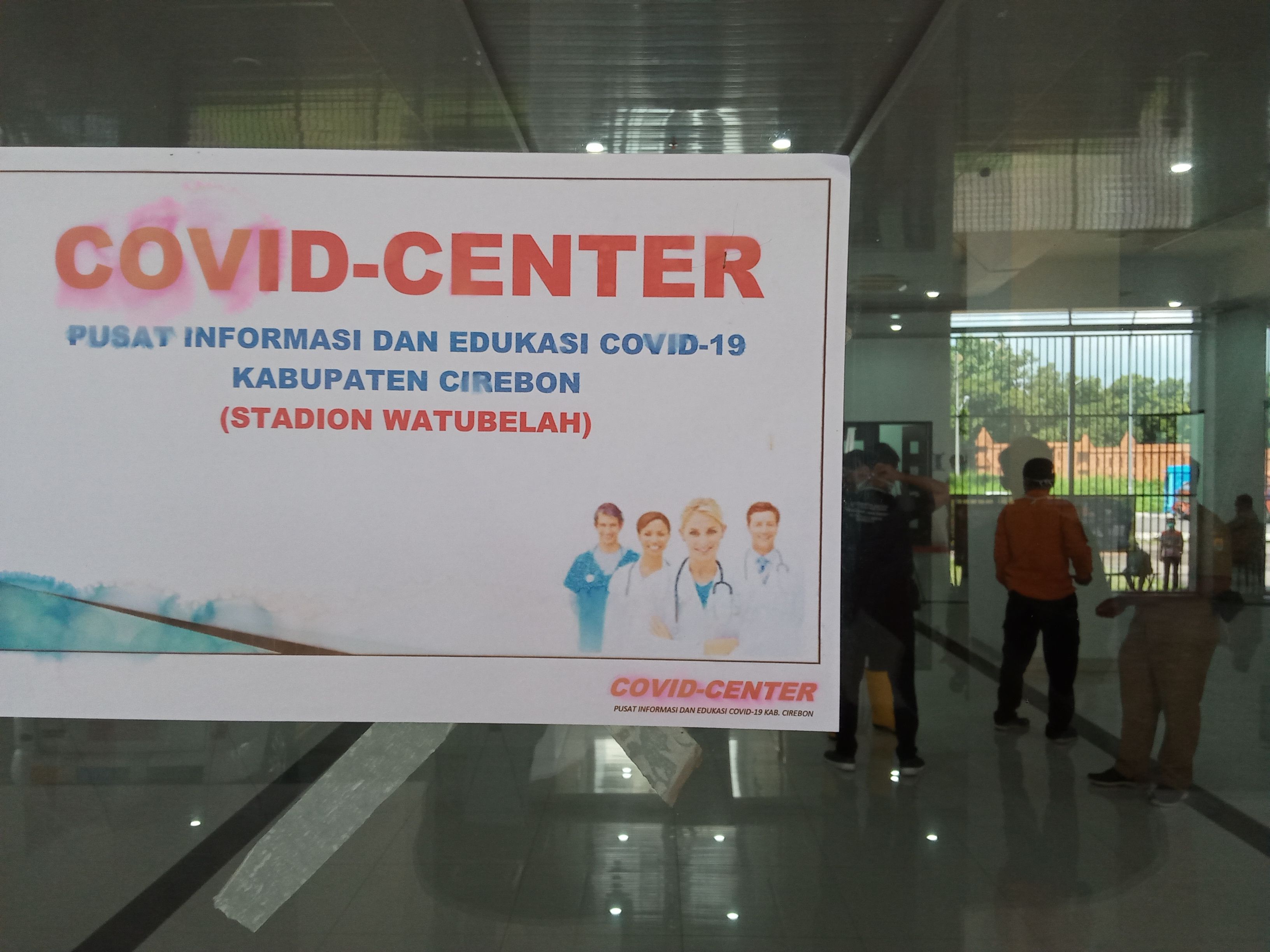 KERTAS bertuliskan Covid-Center  di ruang pemeriksaan peserta tes Covid-19 Cirebon yang mendaftar melalui aplikasi Pikobar.*
