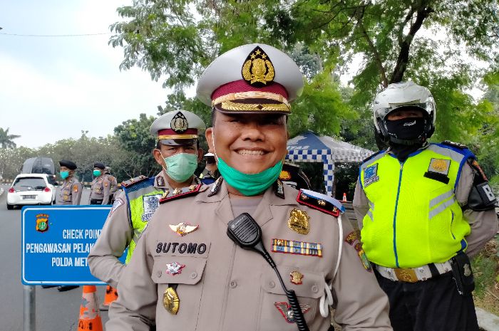 Kasatlantas Polres Metro Depok, Kompol Sutomo saat memimpin pengecekan pengendara di perbatasan Depok-Jakarta.*