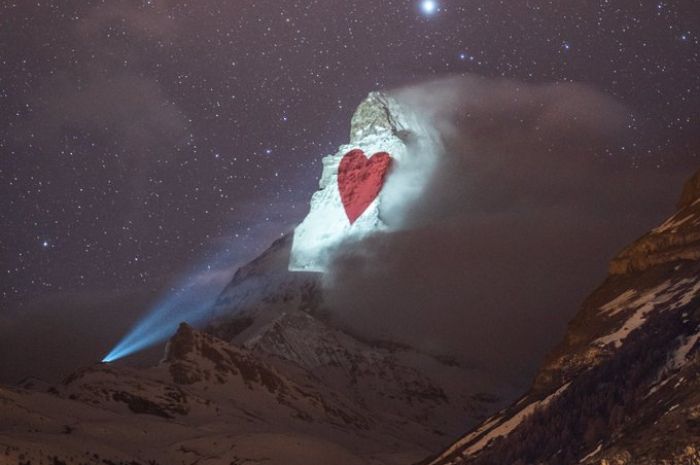 LAMBANG cinta terlihat di puncak gunung Matterhorn, Swiss.*