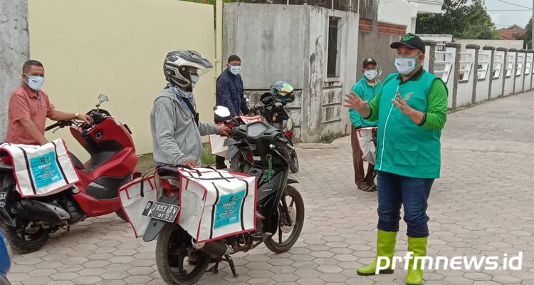 Ketua Fraksi PKB DPR RI Cucun Ahmad Syamsurijal (kanan) saat memberikan arahan kepada para pengeumdi ojek sebelum menyalurkan bantuan kepada masyarakat.