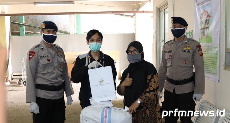 Hartadinata salurkan bantuan APD bagi tenaga medis di berbagai rumah sakit wilayah Bandung.
