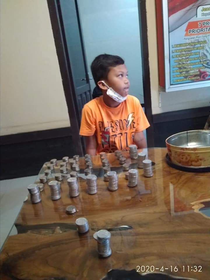 Moch. Hafidh berusia 9 tahun, serahkan seluruh tabungannya di dalam kaleng biskuit untuk membeli APD tenaga medis.*