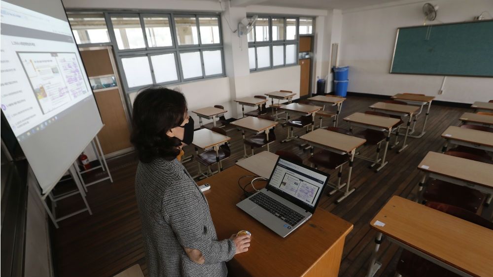 GURU di Korea Selatan memberi materi dalam kegiatan pembelajaran online sejak minggu lalu kepada siswa tingkat akhir akibat pandemi virus corona.*