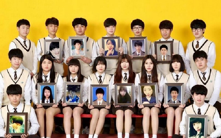 POTRET Sekelas dengan membawa bingkai foto para korban siswa SMA Danwon