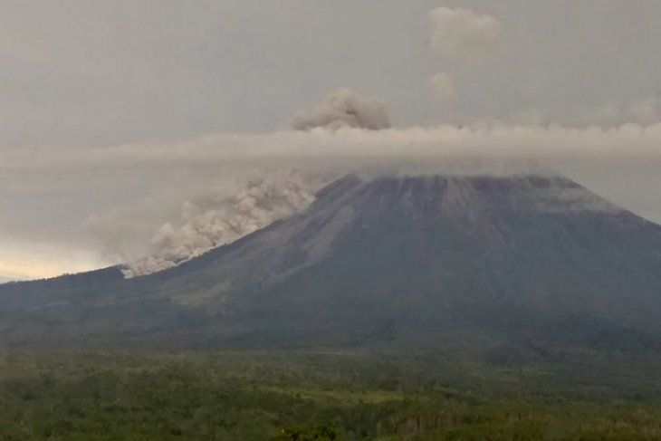 Luncuran awan panas di Gunung Semeru, Jumat 17 April 2020.