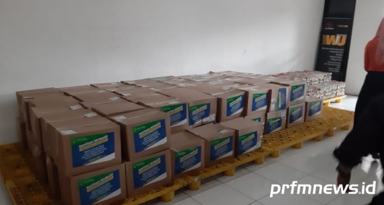 100 paket sembako yang akan dibagikan secara acak bagi warga Desa Kertamulya, KBB.