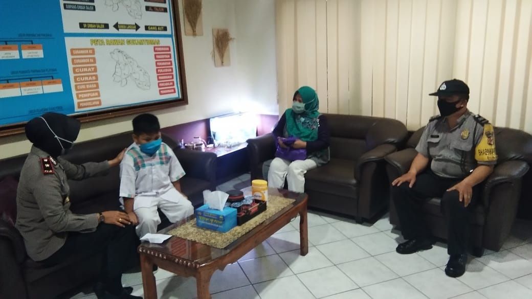  Kapolsek Bogor Selatan, Kompol Indrat Riyani Setiyanti menerima kedatangan  Raka Putra Kanaya bersama ibundanya yang menyerahkan sumbangan untuk keperluan APD di Mapolsek Bogor Selatan, Selasa (21/4/2020).*