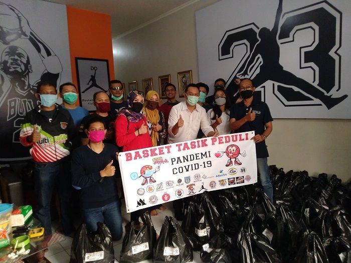 Perbasi Kota Tasikmalaya bagikan ratusan paket sembako dan masker pada masyarakat terdampak Covid-19.* /KP/ ASEP MS