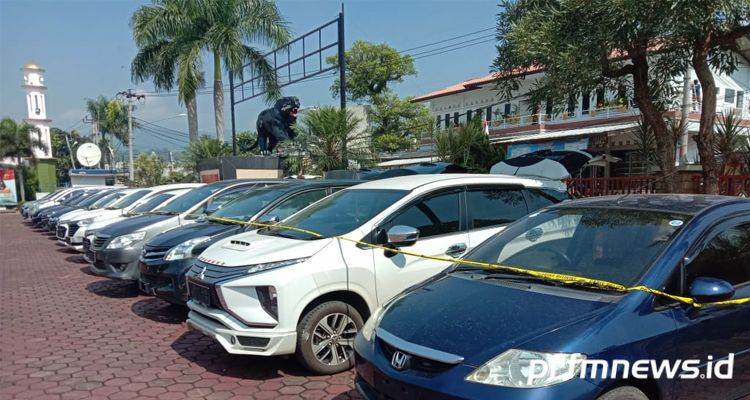 Barang bukti kasus penipuan dan penggelapan mobil rental yang diamankan di Mapolresta Bandung, Kamis (23/4/2020).