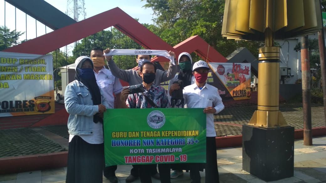GURU dan Tenaga Honorer Non Kategori 35+ Kota Tasikmalaya mengadakan pembagian masker gratis kepada para pengguna jalan di sekitaran Masjid Agung Kota Tasikmalaya pada Kams, 23 April 2020 pagi.*