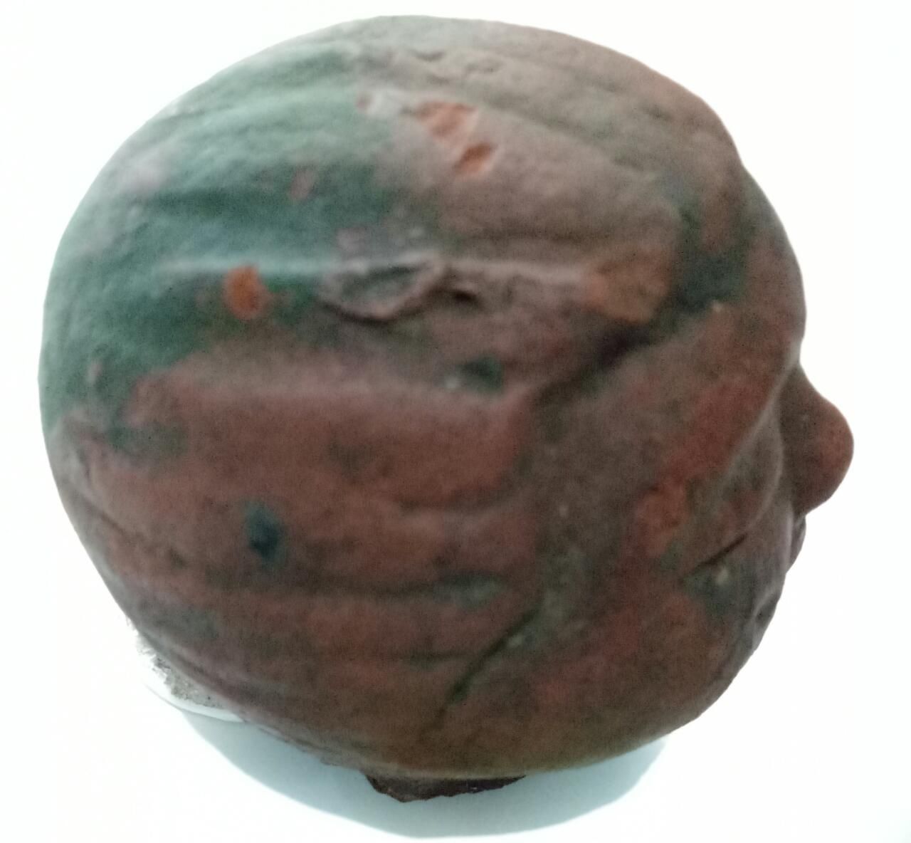 Bentuk samping terakota berbentuk kepala manusia yang ditemukan di Desa Bagorejo Banyuwangi.*/
