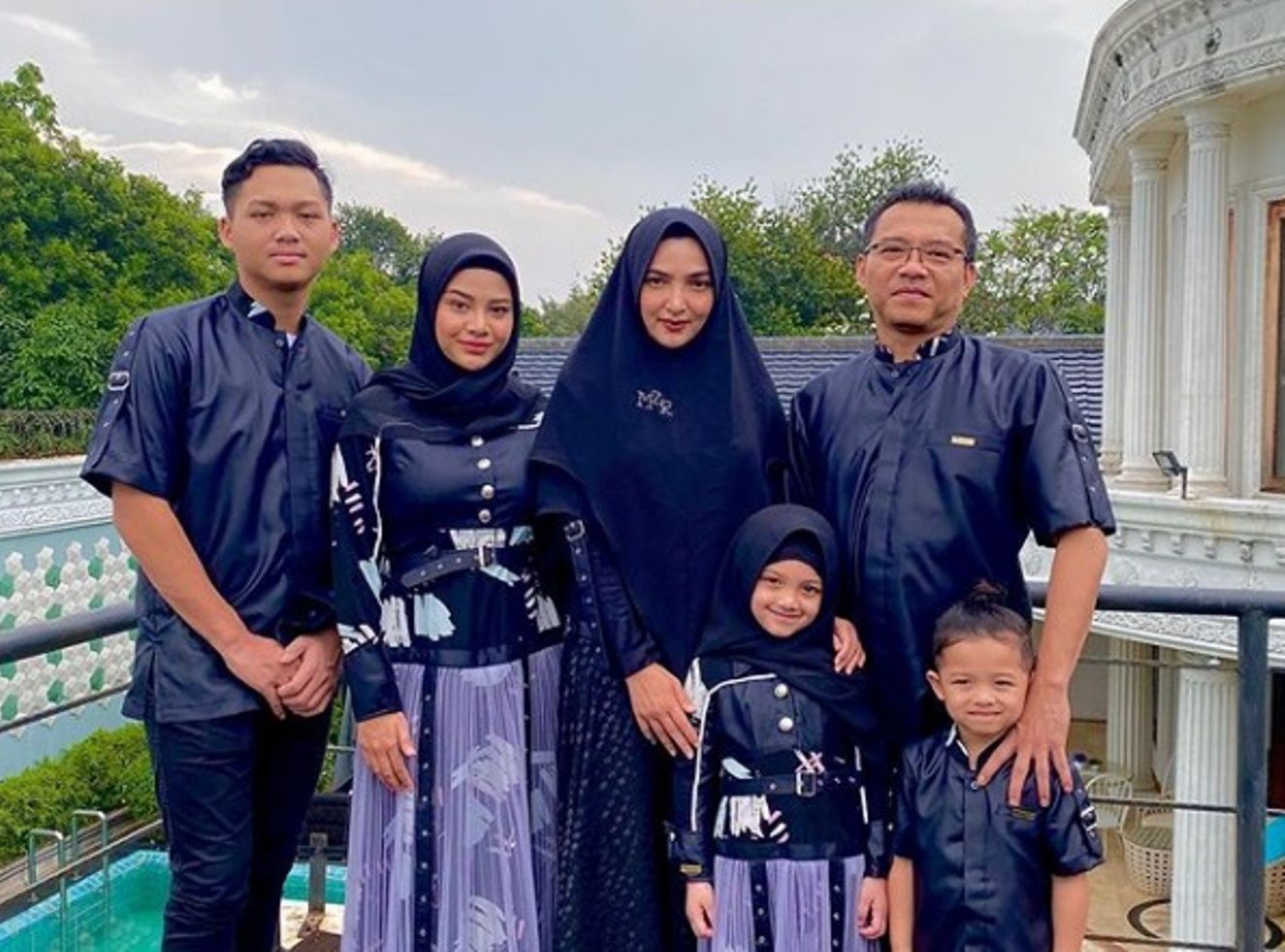 Model Baju Lebaran Ashanty 2020 / 10 Gaya Seragam Keluarga ...
