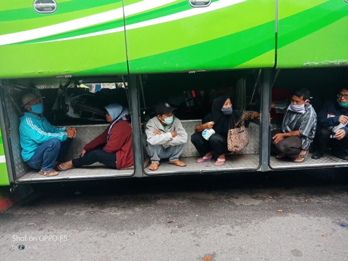 Viral, hindari pemeriksaan petugas saat larangan mudik, penumpang sembunyi didalam bagasi bus. ( Foto: Twitter @akurommy