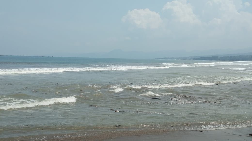 Kondisi gelombang laut di Pesisir Pantai Muara Citepus, Senin (27/4/2020), ( Foto: Mantra Sukabumi