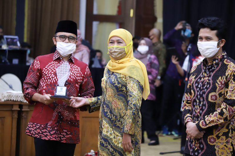 Gubernur Jatim Khofifah Indar Parawansa menyerahkan penghargaan kepada Bupati Banyuwangi Abdullah Azwar Anas dengan kategori Penghargaan Pembangunan Daerah (PPD) Terbaik I Tingkat Kabupaten se-Jawa Timur.