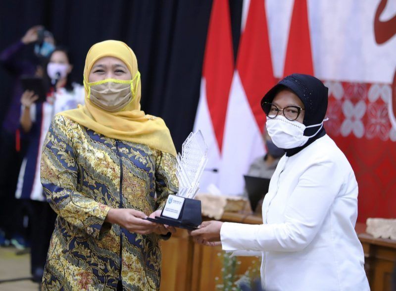 Gubernur Jatim Khofifah Indar Parawansa menyerahkan penghargaan kepada Walikota Surabaya Tri Rismaharini dengan kategori Penghargaan Pembangunan Daerah (PPD) Terbaik I Tingkat Kota se-Jawa Timur