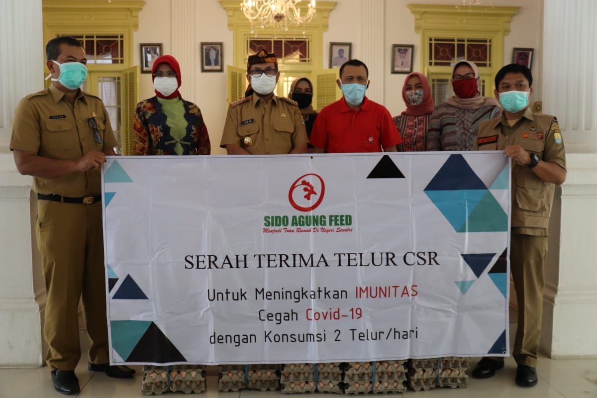 PEJABAT Pemkab Cirebon saat menerima menerima bantuan telur, bagi warga terdampak Covid-19.* 
