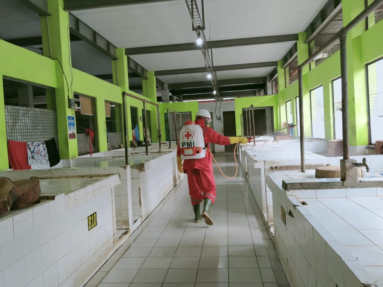 KEGIATAN Penyemprotan Disinfektan oleh petugas PMI ke sejumlah lokasi di Kota Cirebon.*