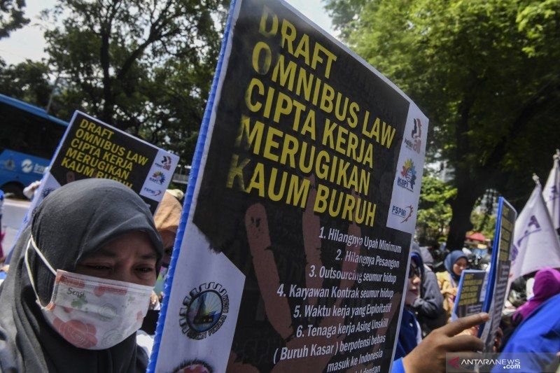 Ilusrtasi: Pekerja perempuan yang tergabung dalam Federasi Serikat Pekerja Metal Indonesia (FSPMI)-Konfederasi Serikat Pekerja Indonesia (KSPI) melakukan aksi di depan kantor Kementerian PPPA, Jakarta pada Jumat, 6 Maret 2020.*