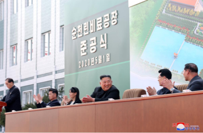 PEMIMPIN Korea Utara, Kim Jong Un, tampak teresenyum.*
