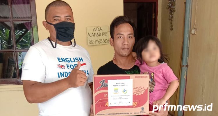 Wawan (kanan) saat menerima bantuan paket sembako dari pihak Kecamatan Arcamanik, Sabtu (2/5/2020).