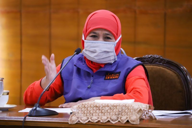 Khofifah Indar Parawansa Gubernur Jatim memberikan paparan terkait perkembangan penanganan virus Covid-19 Provinsi Jatim di gedung Negara Grahadi Surabaya