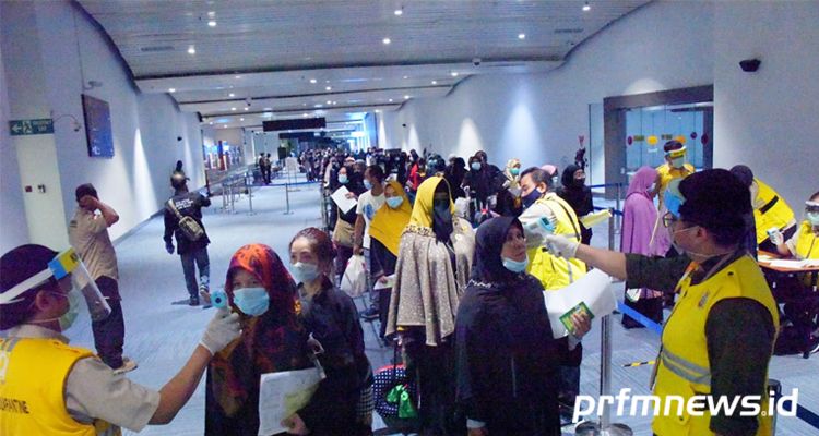 Warga Jabar dari Arab Saudi tiba di Bandara Soekarno-Hatta, Sabtu (2/5/2020)