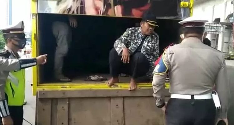 Petugas Polda Metro Jaya berhasil memergoki sebuah truk yang menyelundupkan pemudik yang hendak ke luar Jabodetabek di Pos Pengamanan Operasi Ketupat Jaya 2020 di GT Cikarang Barat, Jumat (1/5/2020).** ANTARA