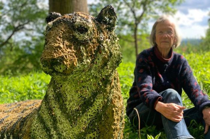 PEMATUNG asal Inggris, Juliet Simpson berhasil membuat sebuah patung harimau di tengah hutan.*