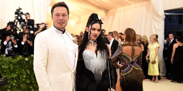 Elon Musk dan pasangannya Grimes.