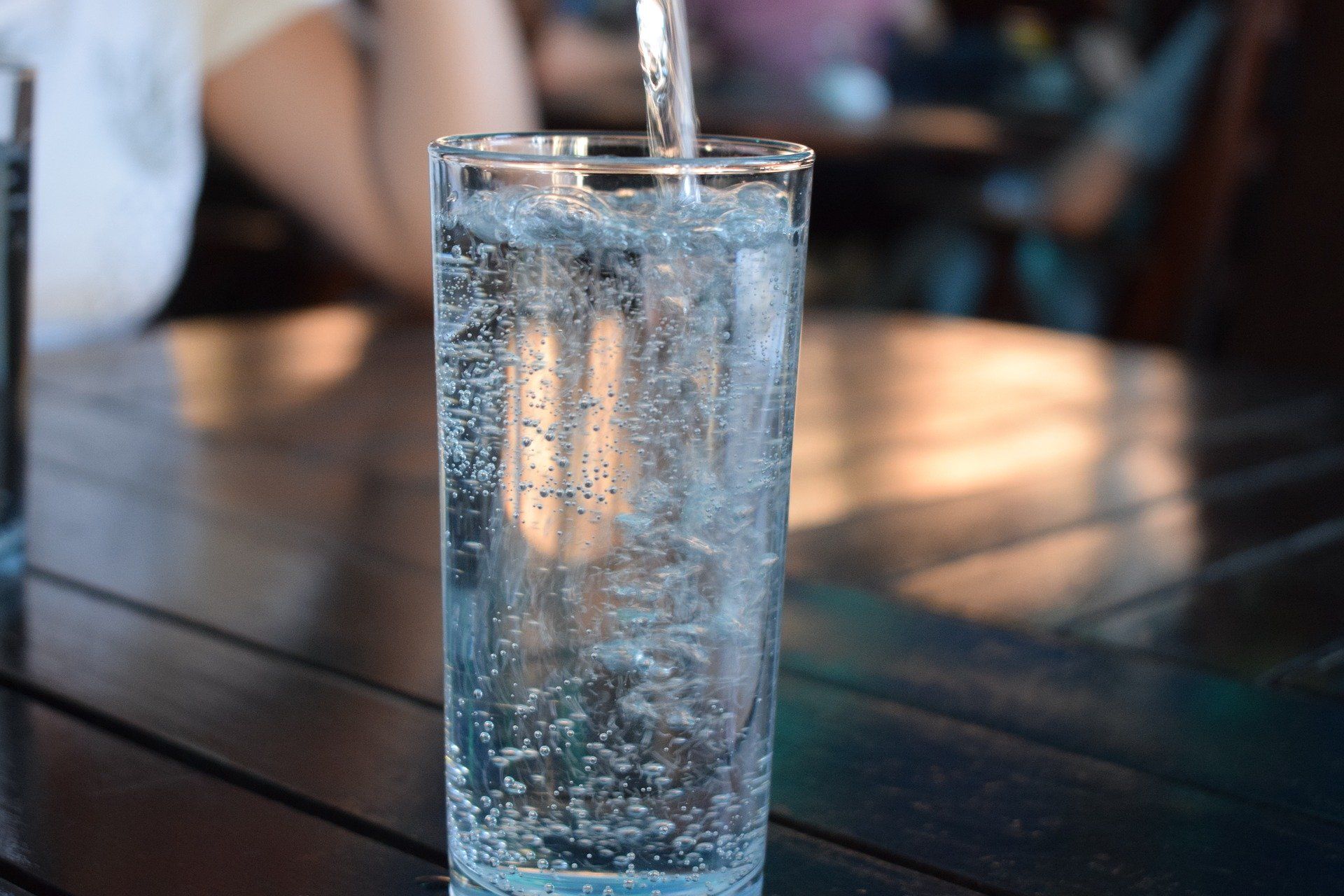 Ilustrasi air dalam gelas.