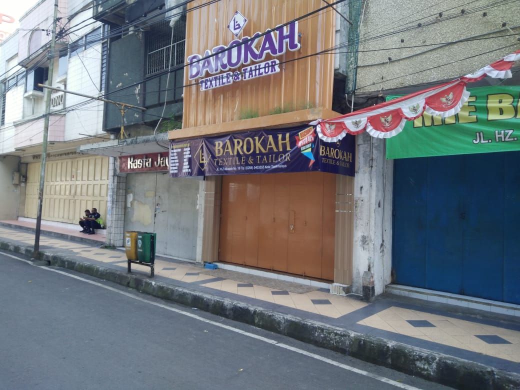 SEJUMLAH toko tutup pada pemberlakuan PSBB Kota Tasikmalaya hari kedua.*