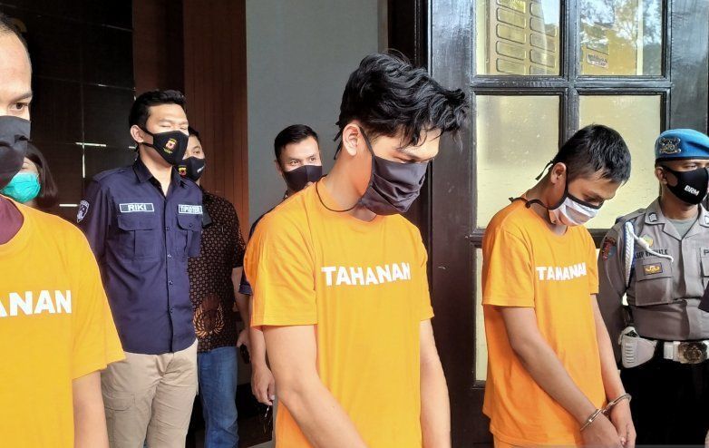 Ferdian Paleka kenakan baju tahanan setelah ditetapkan sebagai tersangka di Polrestabes Bandung, Jalan Jawa, Kota Bandung, Jumat (8/5/2020).* 