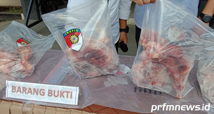 Barang bukti daging babi yang diamankan Polresta Bandung, Senin (11/5/2020).*