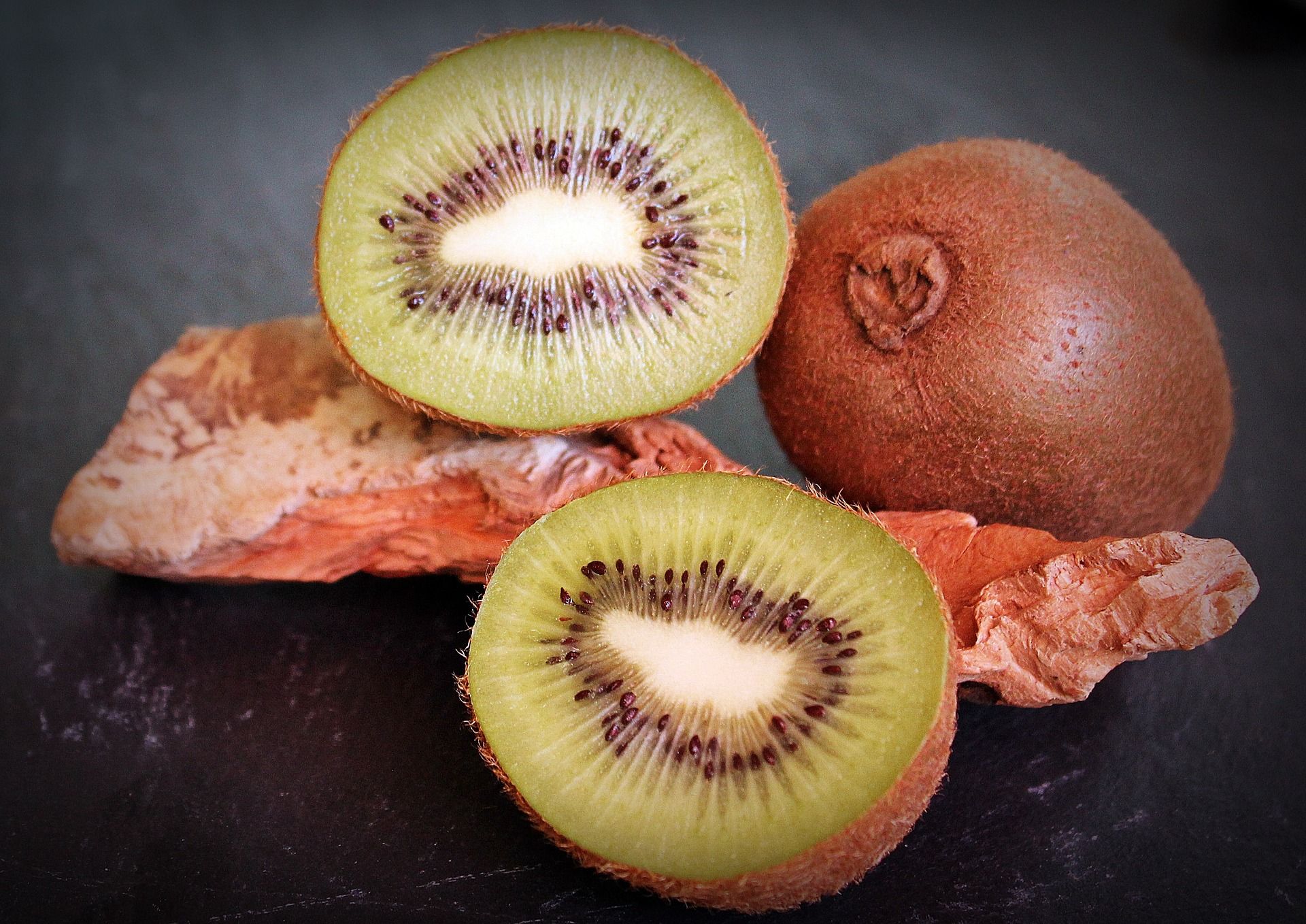 Ilustrasi buah kiwi yang dapat membantu meningkatkan kekebalan tubuh